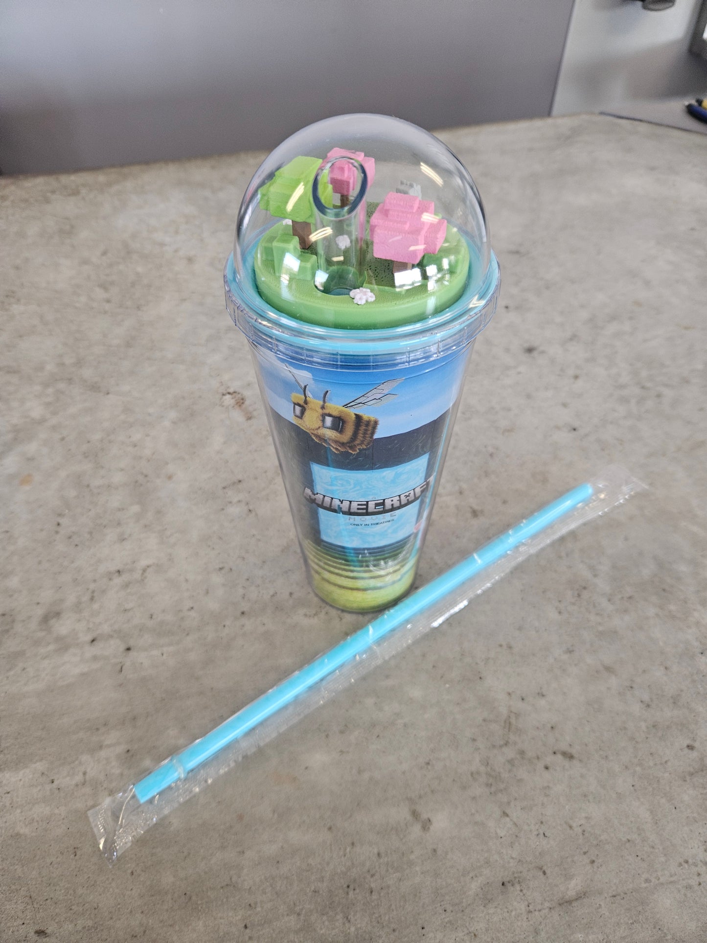 Minecraft Movie 20oz Cup with Dome Lid and Straw